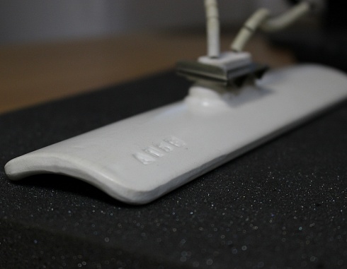 Keraminis išlenktos infraraudonųjų spindulių šildymo elementas